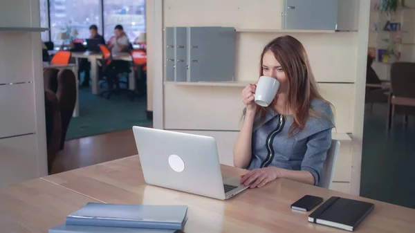 Vrouw Typen Laptop Drinken Koffie Vrouwelijk Lachende Tevreden Haar Project — Stockfoto