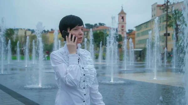 Elegante Fêmea Andando Cidade Perto Das Fontes Usando Aplicativo Telefone — Fotografia de Stock