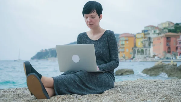 Französin Mit Laptop Bei Ihrer Berufung Der Schönen Cote Azur — Stockfoto