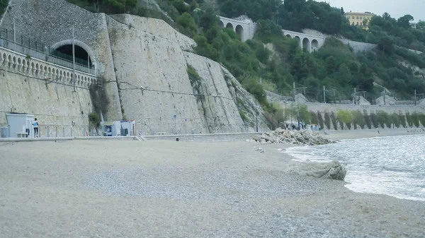 Uomo Che Jogging Sulla Spiaggia Gabbiani Sulla Costa Sullo Sfondo — Foto Stock