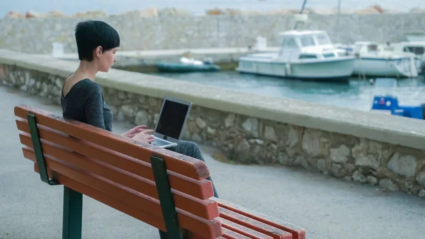 Frauen Sitzen Auf Der Bank Vor Dem Meer Mit Booten — Stockfoto