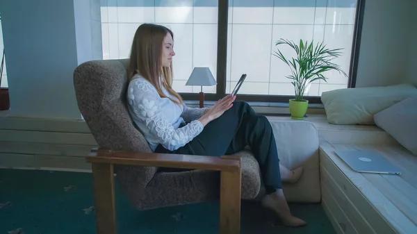 Junge Frau Mit Braunen Langen Haaren Nutzt Touchscreen Tablet Zur — Stockfoto