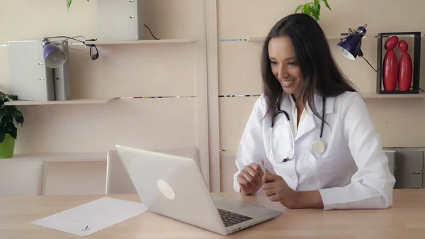 Mulher md preencher uma receita — Fotografia de Stock