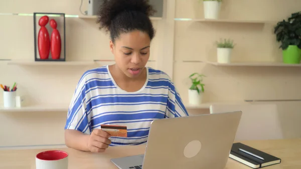 Gelukkig meisje kopen in de winkel gebruik app. — Stockfoto