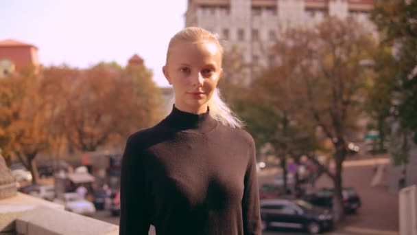 Jeune Femme Caucasienne Aux Cheveux Blonds Posant Ville Automne Fille — Video