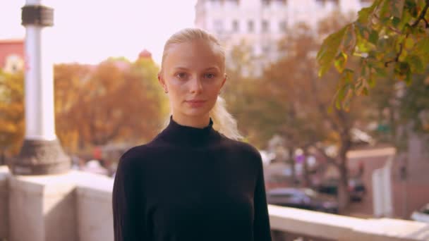 Retrato feliz rubia en la ciudad — Vídeos de Stock