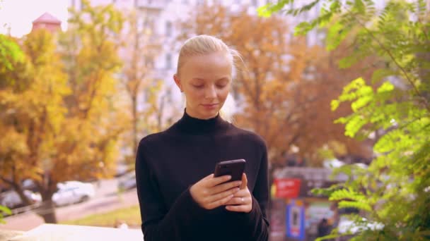Portrait femme caucasienne en utilisant mobile — Video