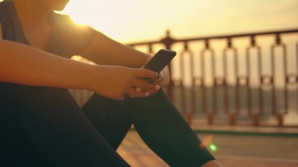 Fille utiliser mobile sur le pont après le train — Video