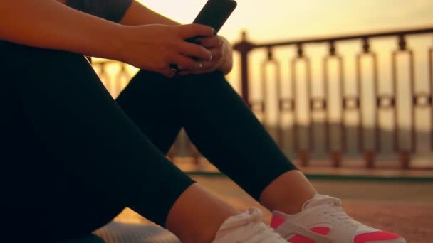 Mujer Caucásica Sentada Esterilla Yoga Después Del Entrenamiento Usando Móvil — Vídeos de Stock