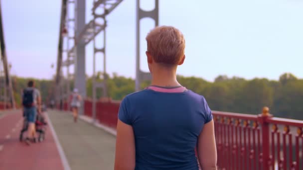 Coureur attrayant après le jogging posant à l'extérieur — Video