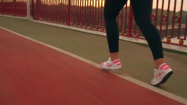 Corridore correre sul ponte — Video Stock