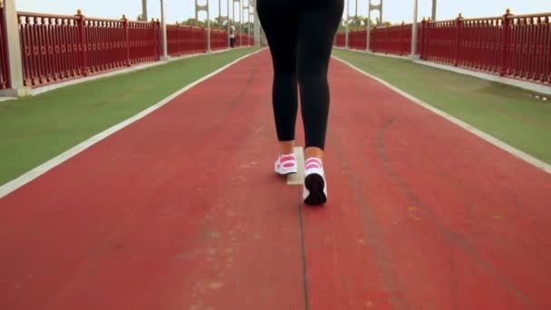 Close-up details runner joggen op de brug — Stockvideo