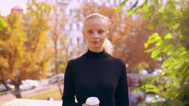 Portrait caucasian woman in autumn city — Stock Video
