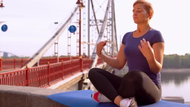 Girl meditating outdoors — Stock Video