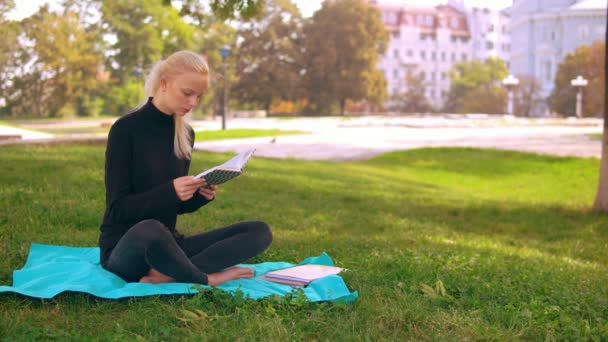 Blond dívka studovat venku — Stock video