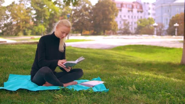 Chica caucásica con estudiar al aire libre — Vídeo de stock
