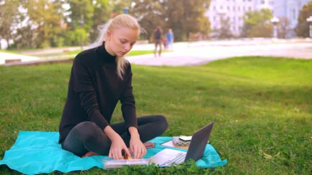 Caucasian girl eats and works at the same time — Stock Video