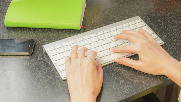 Жіночі руки швидко друкуються на клавіатурі — стокове фото