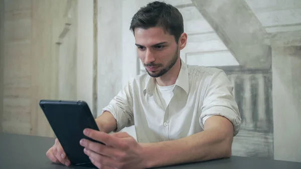 Ritratto uomo utilizzando app su schermo tablet touch . — Foto Stock
