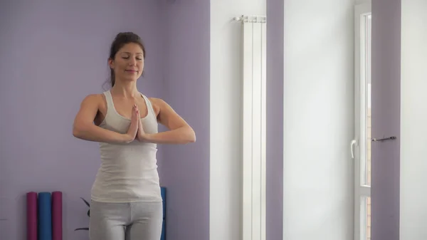 Aantrekkelijke vrouw pelaxing na yoga oefeningen — Stockfoto
