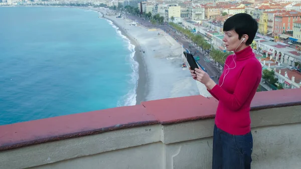 Žena pomocí app na digitálním tabletu pro audiovizuální volání. — Stock fotografie