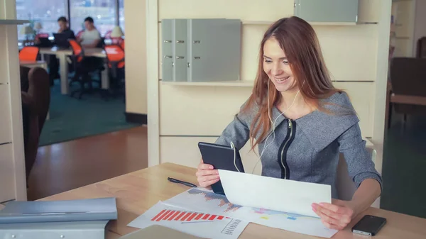 Vrouw praten door de tablet besluit zaken — Stockfoto