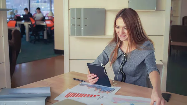 De volwassen vrouw in gesprek met de klant op de Tablet PC — Stockfoto