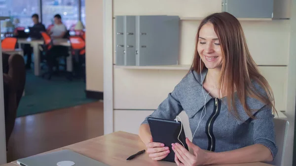 Aantrekkelijke zakenvrouw met behulp van app op de tablet van de Aanraking scherm voor video-oproep. — Stockfoto