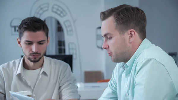 Joven candidato en entrevista de trabajo en el cargo . — Foto de Stock