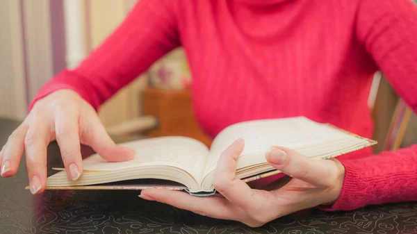 Chica leyendo un libro — Foto de Stock