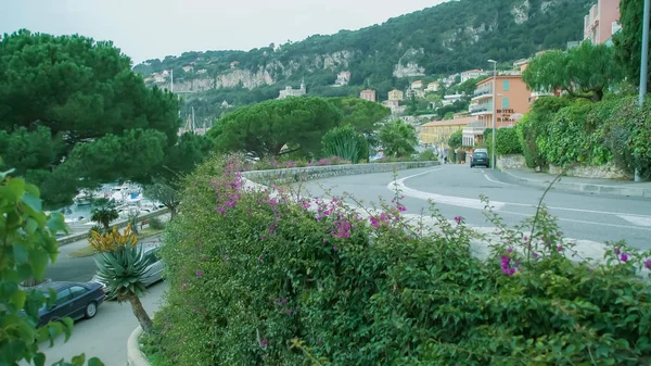 Bella donna che cammina sulla strada utilizzando l'applicazione smart phone . — Foto Stock