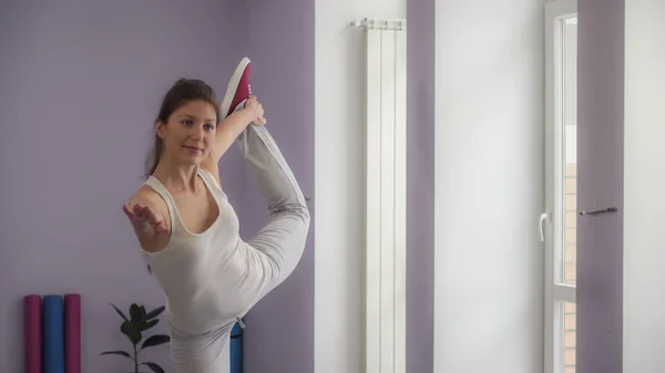 Vrouw doe Yoga oefeningen. Boom pose — Stockfoto