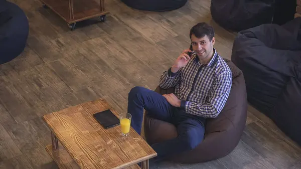 Un homme en chemise parlant au téléphone . — Photo