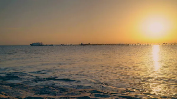 Röda havet soluppgång bakom horisonten — Stockfoto