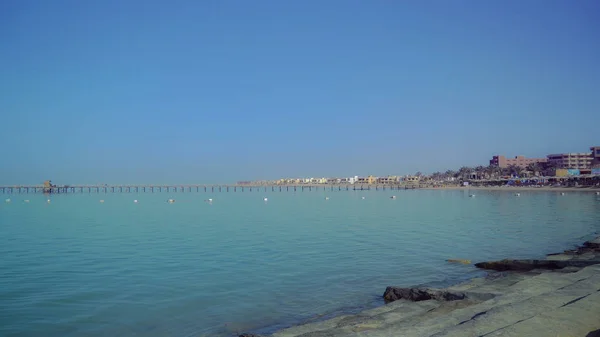 Waterscape ve mavi gökyüzü güneşli gün. — Stok fotoğraf