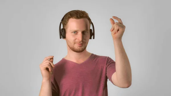 Gyömbér férfi használ fejhallgató tánc — Stock Fotó