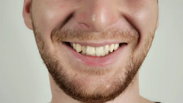 Gelukkig mannelijke close-up onderste deel van het gezicht — Stockfoto