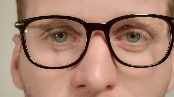 Gros plan rousse mâle dans lunettes — Photo