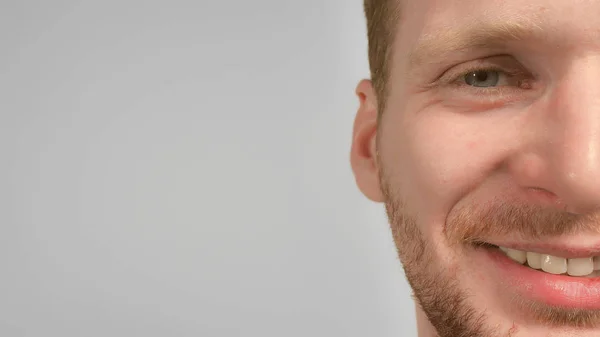 Lähikuva kasvot nuori valkoihoinen mies parta — kuvapankkivalokuva