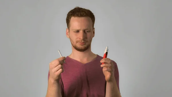 Gyömbér férfi dohányzás koncepció — Stock Fotó