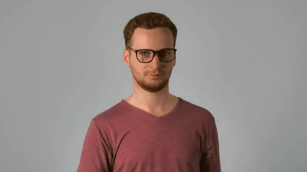 Портрет розумного хлопця окуляри — стокове фото