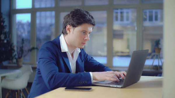 Homme concentré sur le lieu de travail . — Photo