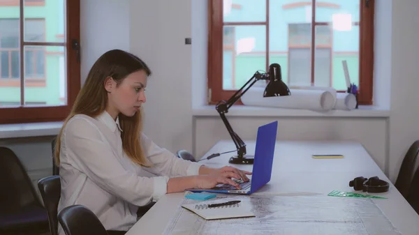 Ingeniero introducir datos en la PC . — Foto de Stock