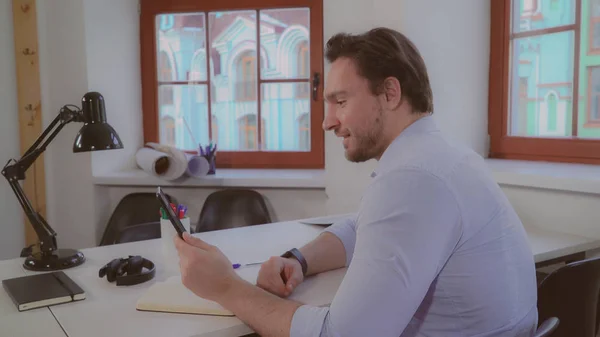 Concepteur dans le bureau a réunion à distance . — Photo