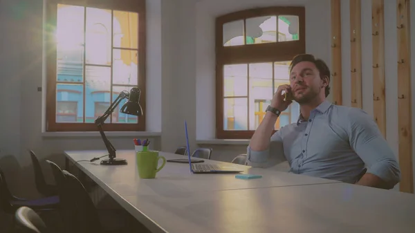 Masculino tem telefone conversa dentro de casa . — Fotografia de Stock