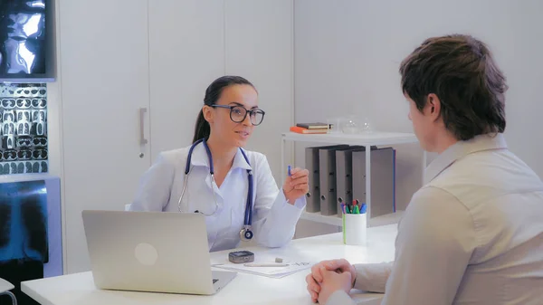 Médico mostrando como usar glicosímetro — Fotografia de Stock