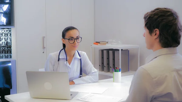 Pneumologista contando masculino sobre sua doença . — Fotografia de Stock