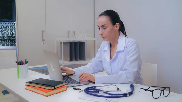 Médico inserir dados no laptop . — Fotografia de Stock