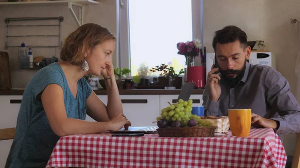 Pareja usando dispositivo en casa — Foto de Stock