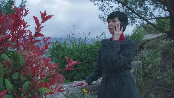 Femme Smartphone parlant au téléphone dans le parc . — Photo